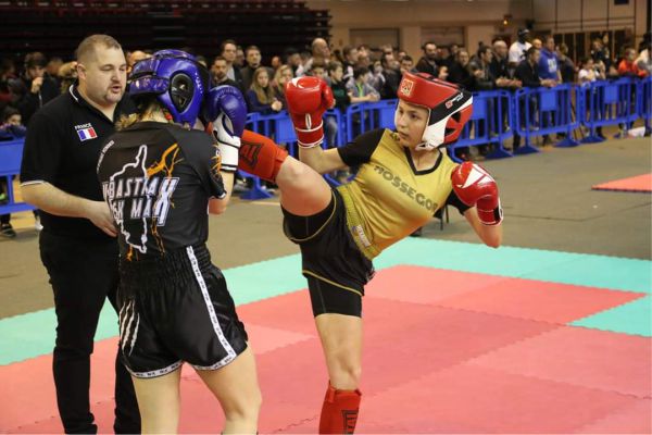 compétition de kick-boxing feminin hexagone combat tenues personnalisées de savate boxe française Hexagone Combat tenues de kickboxing et boxe thaï personnalisées