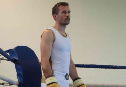 Jérôme Lamolie, fondateur de la marque Hexagone Combat, portant la première tenue Hexagone Combat lors des championnats d'Aquitaine de Savate Boxe Française en 2016