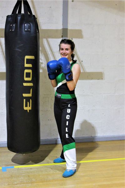 tenue personnalisée asbf rambouillet savate boxe francaise hexagone combat femme face